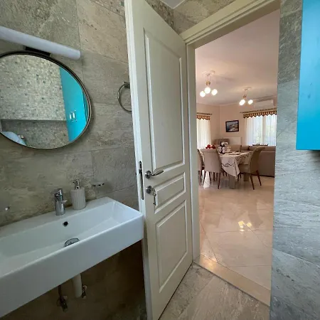 Panselinos Apartment *